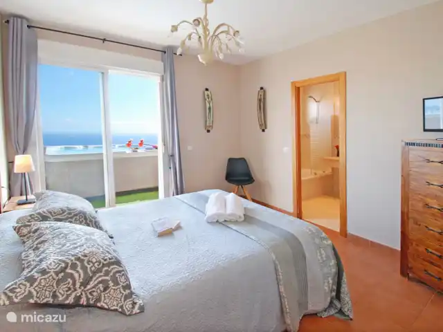 Nueva Calahonda 4 en España, Costa del Sol, Mijas Costa - penthouse Una de 3 habitaciones dobles con puertas a la terraza.