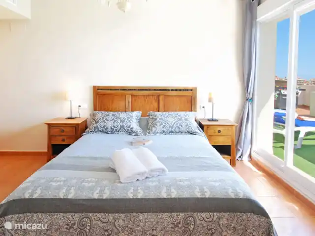 Nueva Calahonda 4 en España, Costa del Sol, Mijas Costa - penthouse Amplia habitación doble con una hermosa vista.