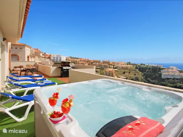 Nueva Calahonda 4 en España, Costa del Sol, Mijas Costa - penthouse Magnífico ático con jacuzzi privado, wifi, barbacoa, piscina comunitaria y mucho más!