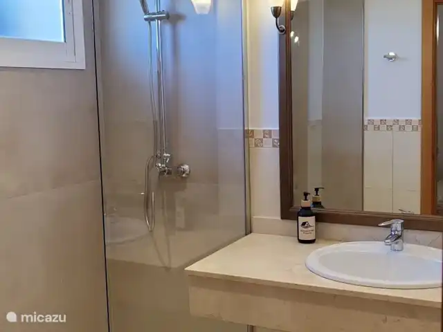 Nueva Calahonda 4 en España, Costa del Sol, Mijas Costa - penthouse Cuarto de baño con ducha grande y espaciosa