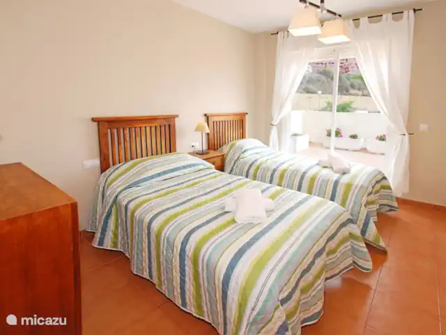 Nueva Calahonda 4 en España, Costa del Sol, Mijas Costa - penthouse Otro hermoso dormitorio con acceso directo a la terraza.