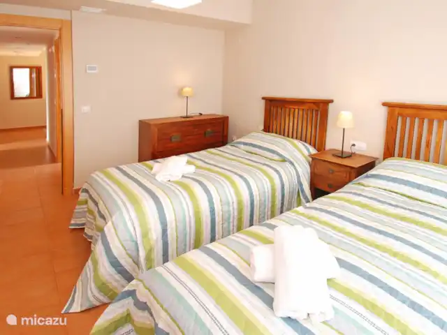 Nueva Calahonda 4 en España, Costa del Sol, Mijas Costa - penthouse Dormitorio con dos camas individuales.
