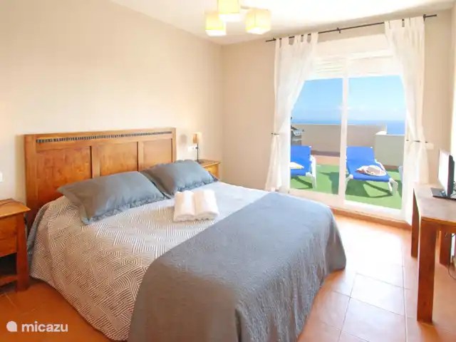 Nueva Calahonda 4 en España, Costa del Sol, Mijas Costa - penthouse Dormitorio con acceso directo a la terraza.