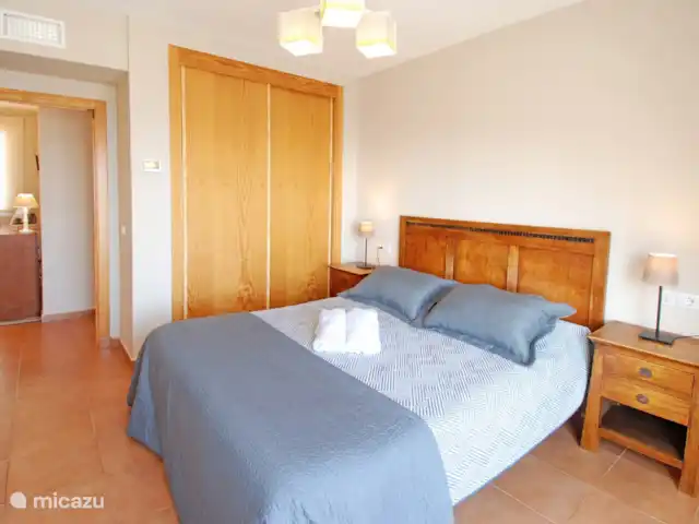 Nueva Calahonda 4 en España, Costa del Sol, Mijas Costa - penthouse Dormitorios con mucho espacio de almacenamiento.