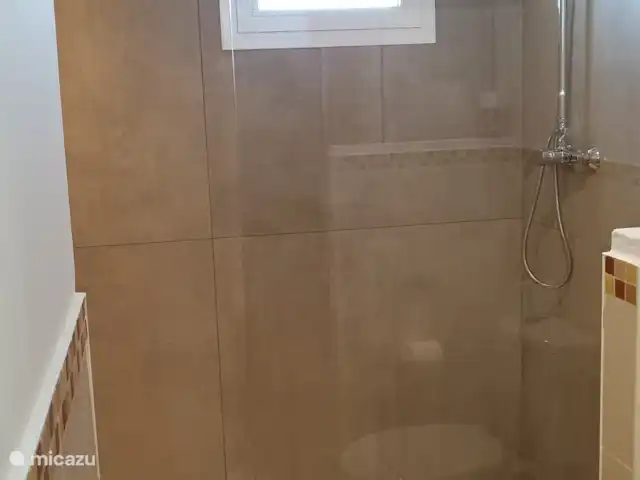 Nueva Calahonda 4 en España, Costa del Sol, Mijas Costa - penthouse Cuarto de baño con ducha.