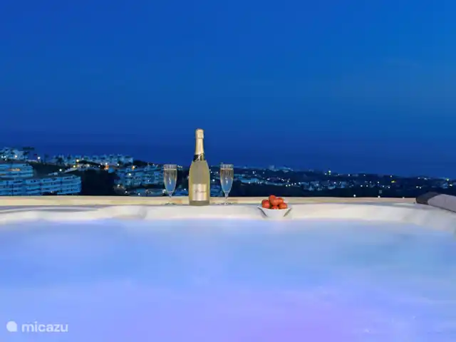 Nueva Calahonda 4 en España, Costa del Sol, Mijas Costa - penthouse ¡Disfruta de la terraza por la noche!