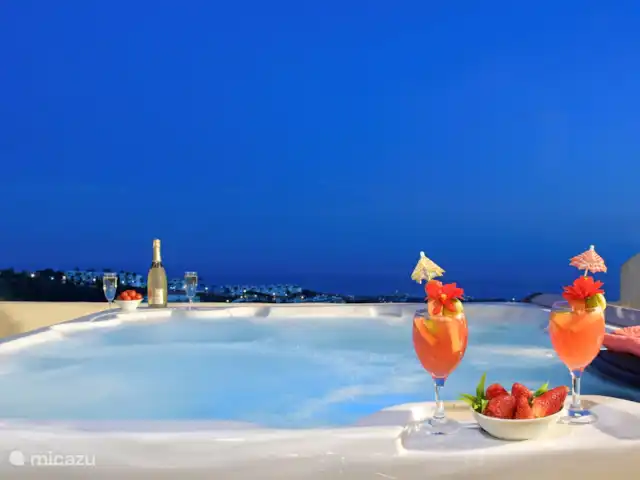Nueva Calahonda 4 en España, Costa del Sol, Mijas Costa - penthouse Una copa de vino, por la noche en la terraza.