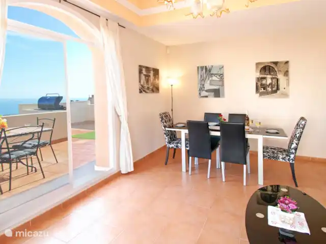 Nueva Calahonda 4 en España, Costa del Sol, Mijas Costa - penthouse Salón con puertas de patio directamente a la terraza!