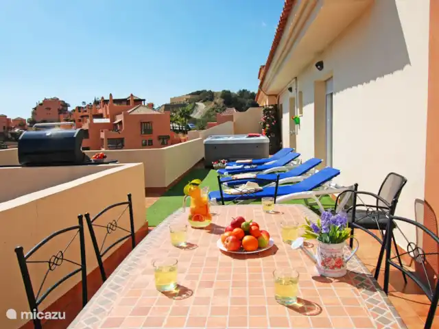 Nueva Calahonda 4 en España, Costa del Sol, Mijas Costa - penthouse Amplia terraza con todo lo necesario para unas vacaciones perfectas.