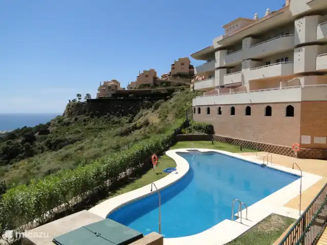 Nueva Calahonda 4 en España, Costa del Sol, Mijas Costa - penthouse Bonita piscina para uso de los clientes de este pequeño bloque.