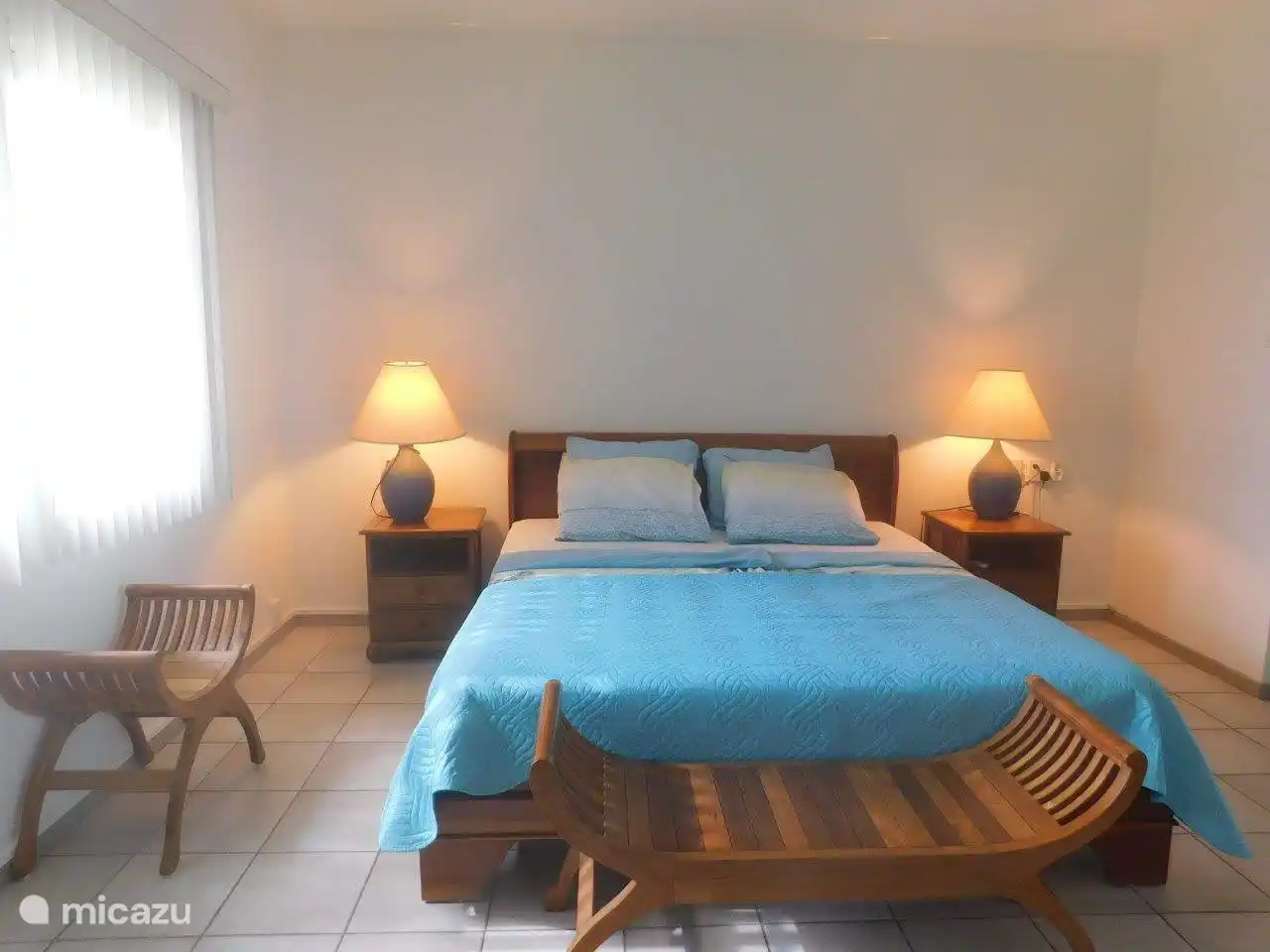 Chambre principale avec salle de bain spacieuse