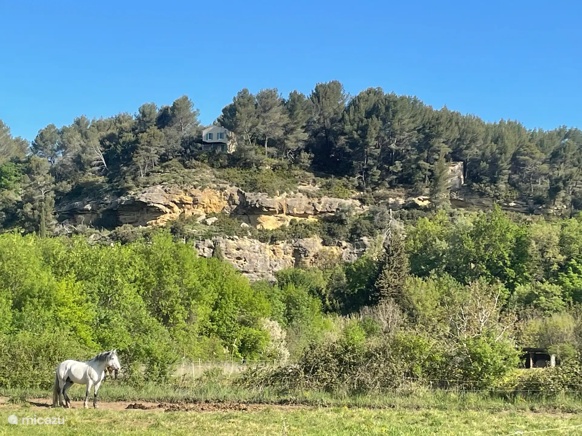 Vom Tal aus gesehen, mit dem Taubenturm rechts auf deinem eigenen Grundstück