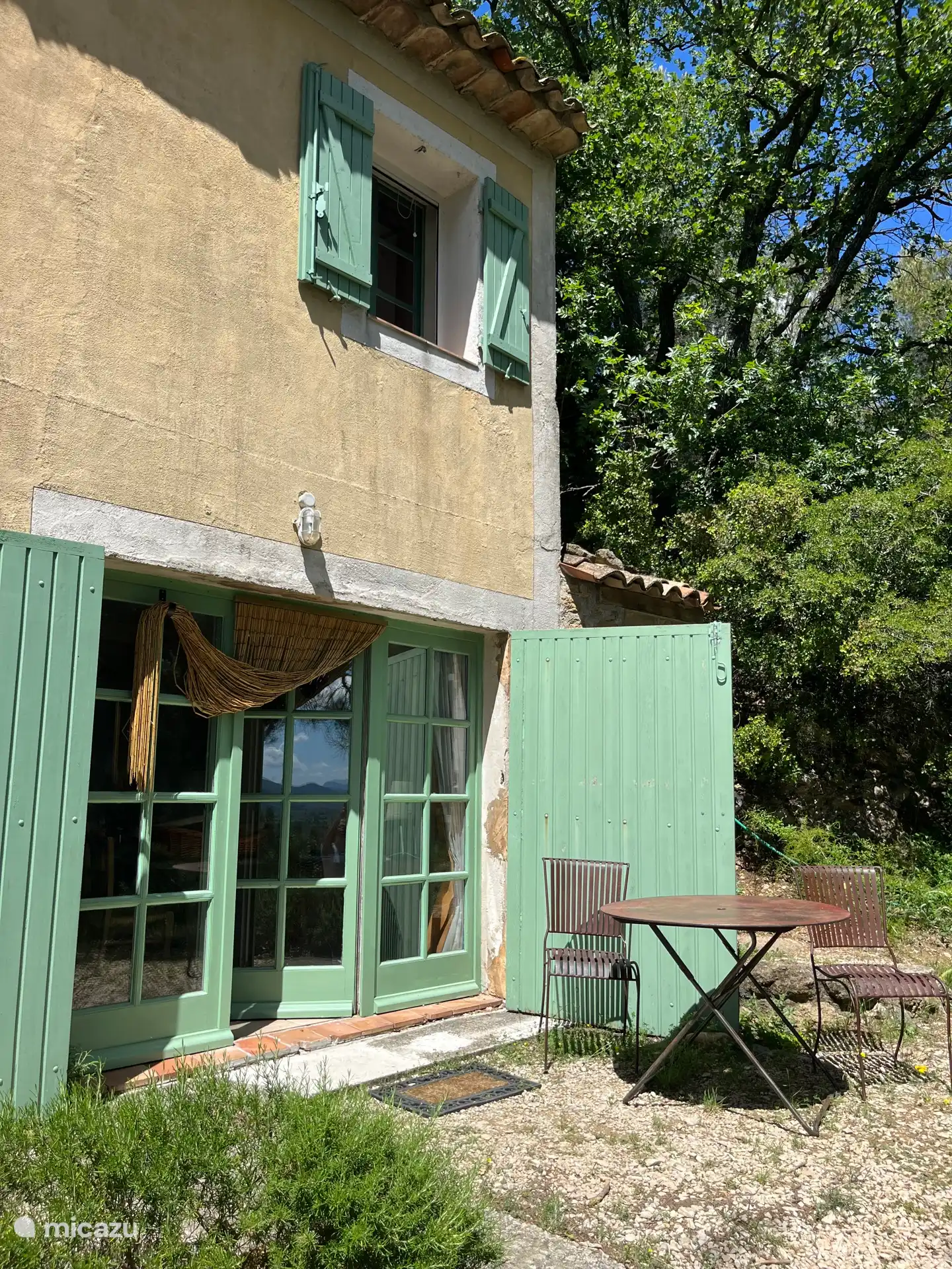 Côté de la maison, cuisine d’entrée