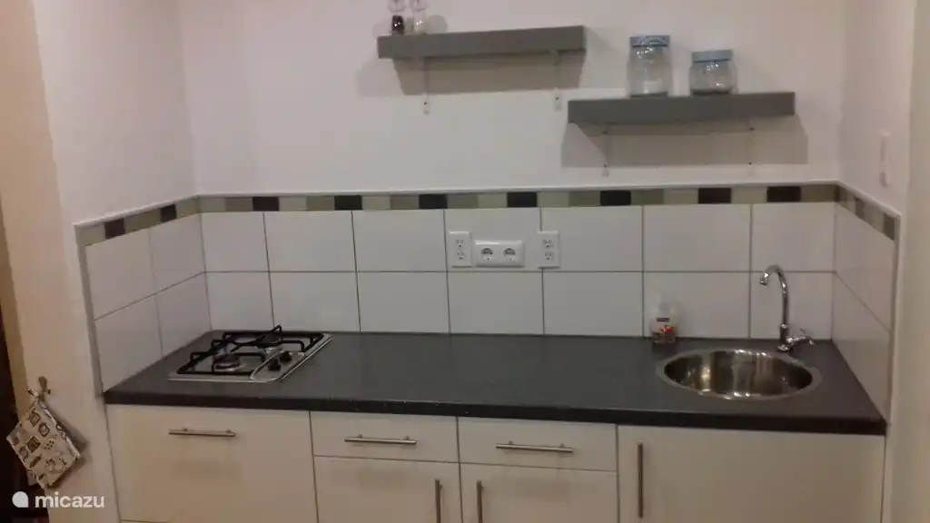 Eine moderne Küche, komplett ausgestattet