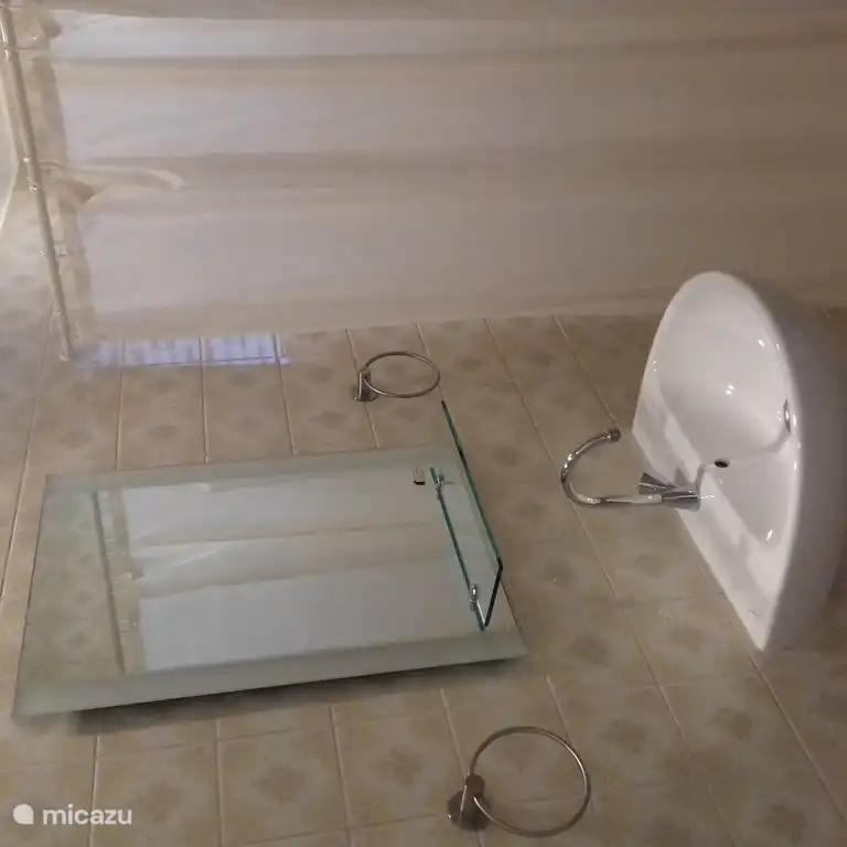 Bad mit WC, Dusche und Waschbecken