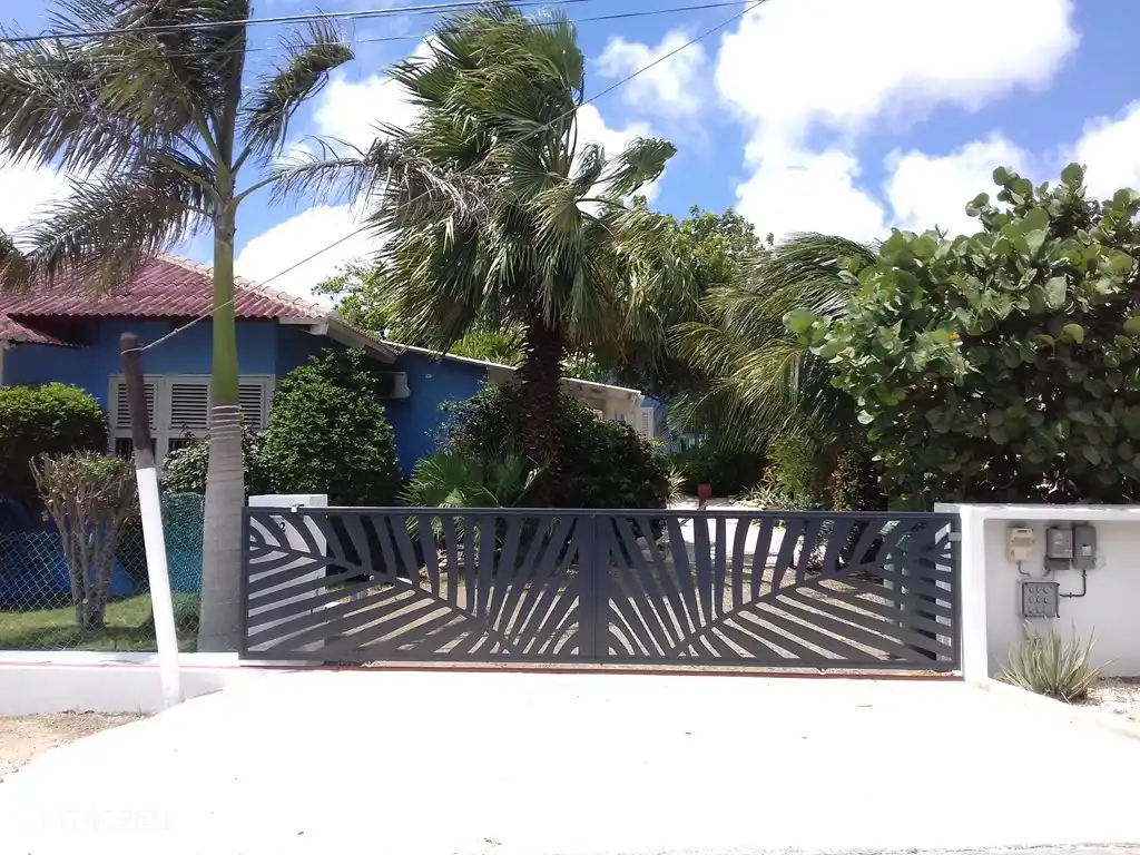 Sie parken Ihr Auto auf dem geschlossenen Gelände