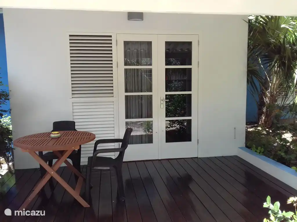 Überdachte Terrasse, wo man gemütlich sitzen kann / essen.