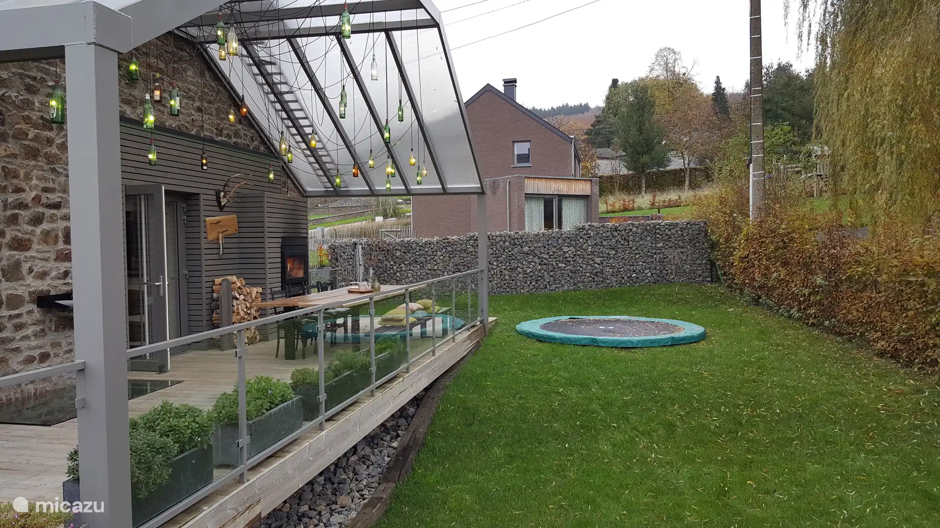 Buitenterras met uitzicht op de tuin.