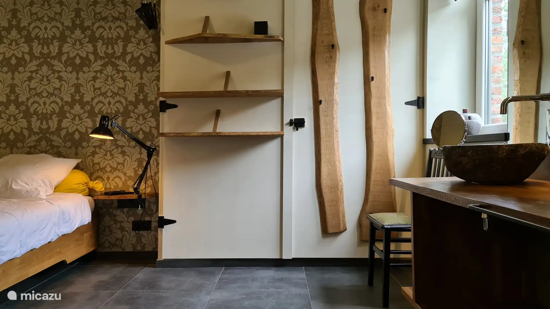 Slaapkamer voor mindervalide met een tweepersoonsbed en eigen badkamer.