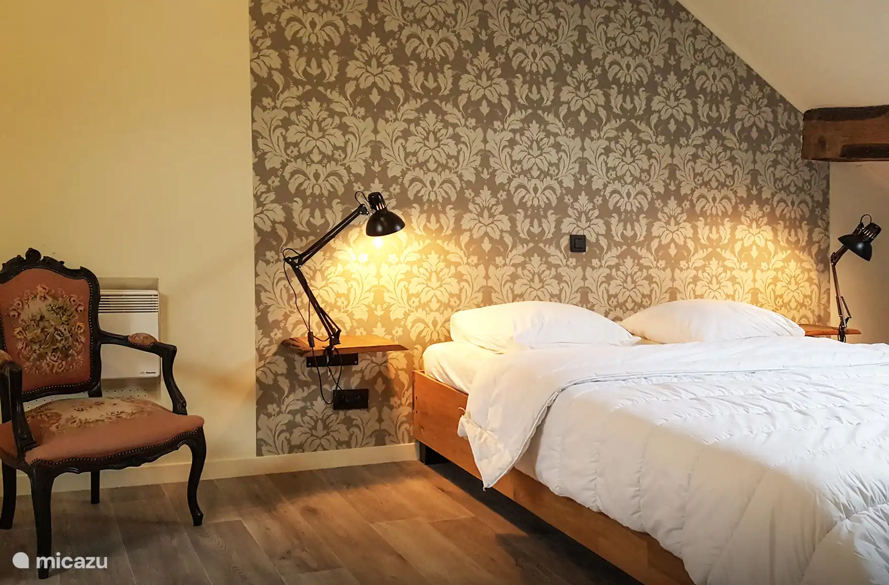 Er zijn 2 slaapkamers op de 2e verdieping met eigen badkamer en tv.