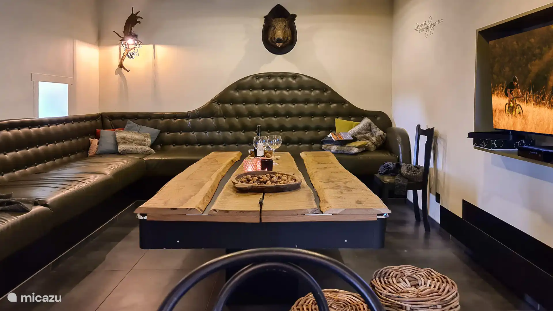 De salon met tafel die omgetoverd kan worden tot biljarttafel. 