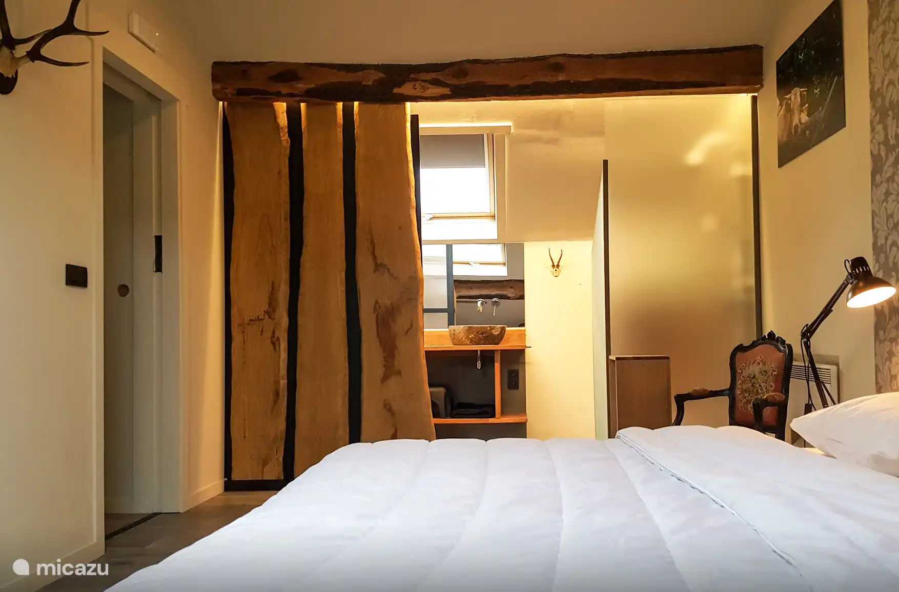 Slaapkamer 2e etage met badkamer op de kamer. Beide kamers hebben een douche-toilet en wastafel.