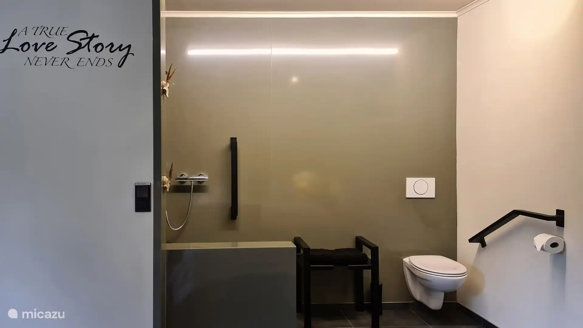 Aangepaste badkamer speciaal ingericht voor minder valide gasten.