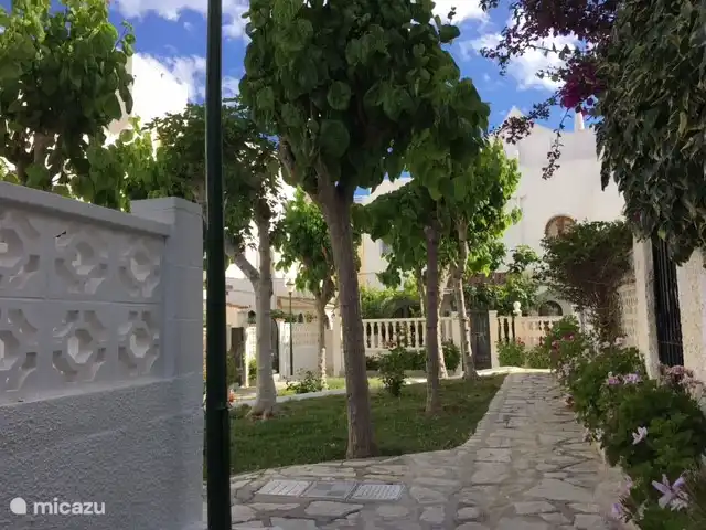 Parc magnifiquement entretenu, directement sur la mer!