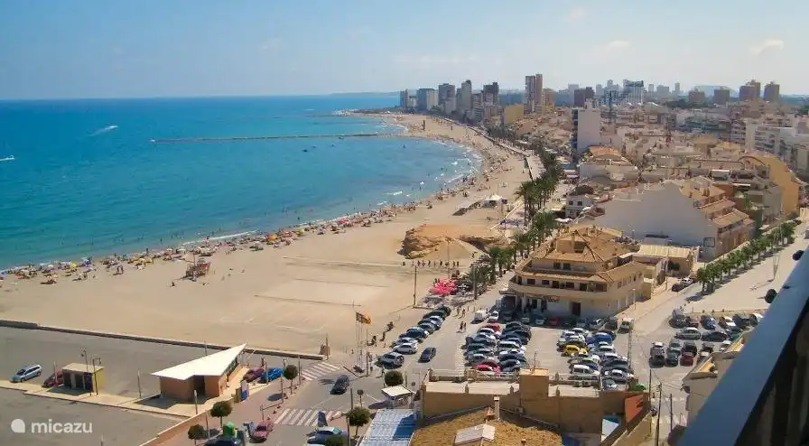 La belle plage de sable d'El Campello est accessible à pied