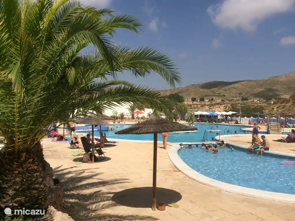 Très grande piscine commune sur l'Urbanisation