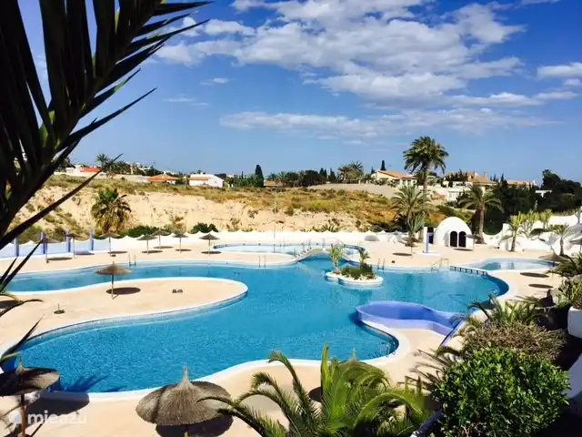 Très grande et belle piscine, très claire pour les parents.