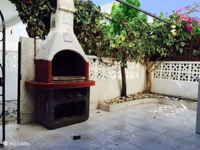 Jardin privé à l'avant pour un délicieux barbecue ou une paella espagnole