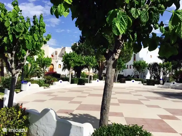 Le Urba est magnifiquement entretenu avec beaucoup de verdure et de nombreuses belles fleurs