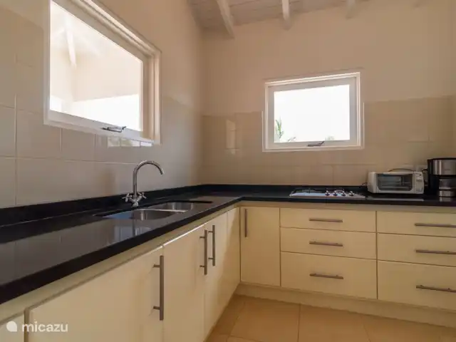 villa huren in Bonaire, Bonaire, Belnem – Luxe villa aan zee 'Op de Maze' Keuken gastenverblijf