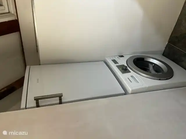 Waschmaschine, Kühlschrank mit Gefrierfach.