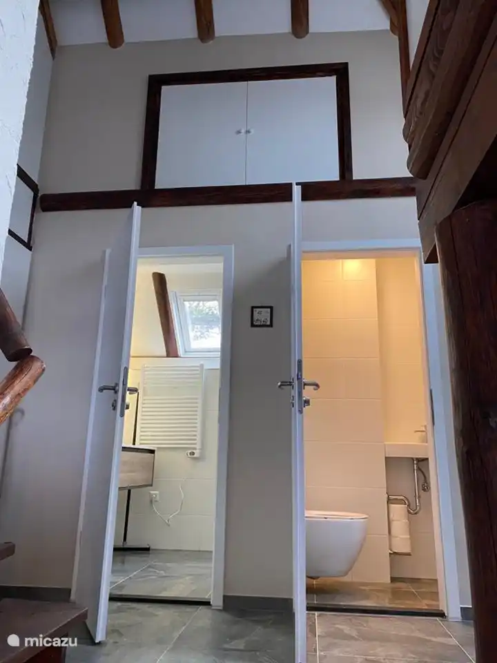 Türen zum Bad und WC.