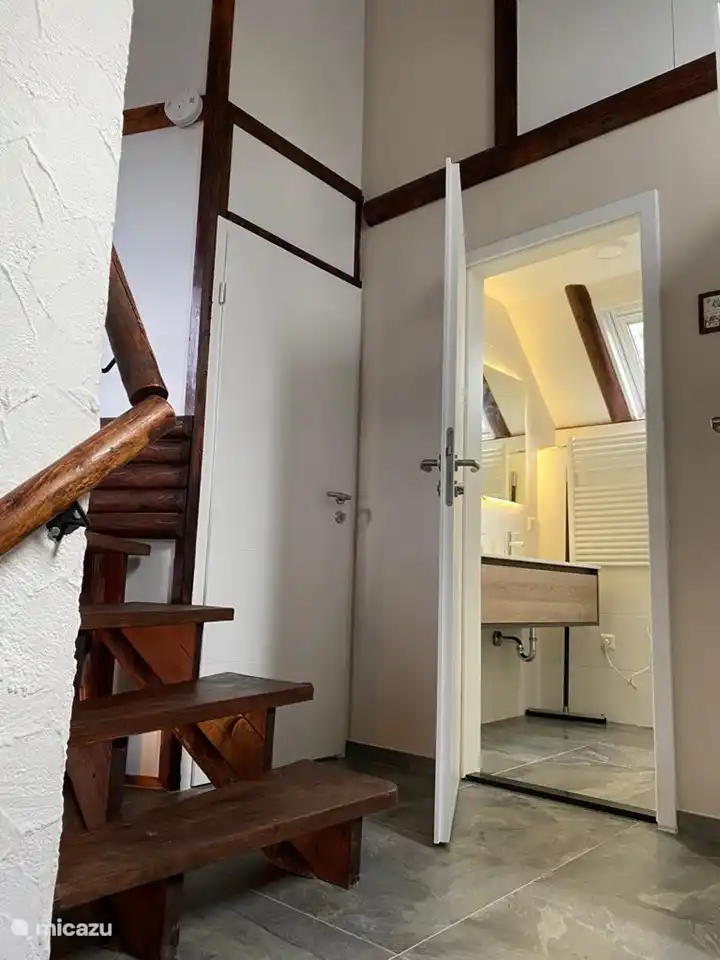 zwischen Boden ,Badezimmer