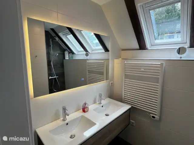 Location de Vacances Allemagne, Sauerland, Frankenau, maison de vacances - Hexenhuisje Sauerland Grand lavabo avec miroir et fenêtres pour l’aération, fenêtres avec fenêtres pour l’intimité