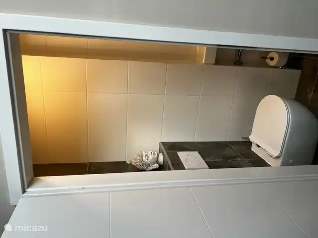 Moderne Toilette mit Wassereinsparung