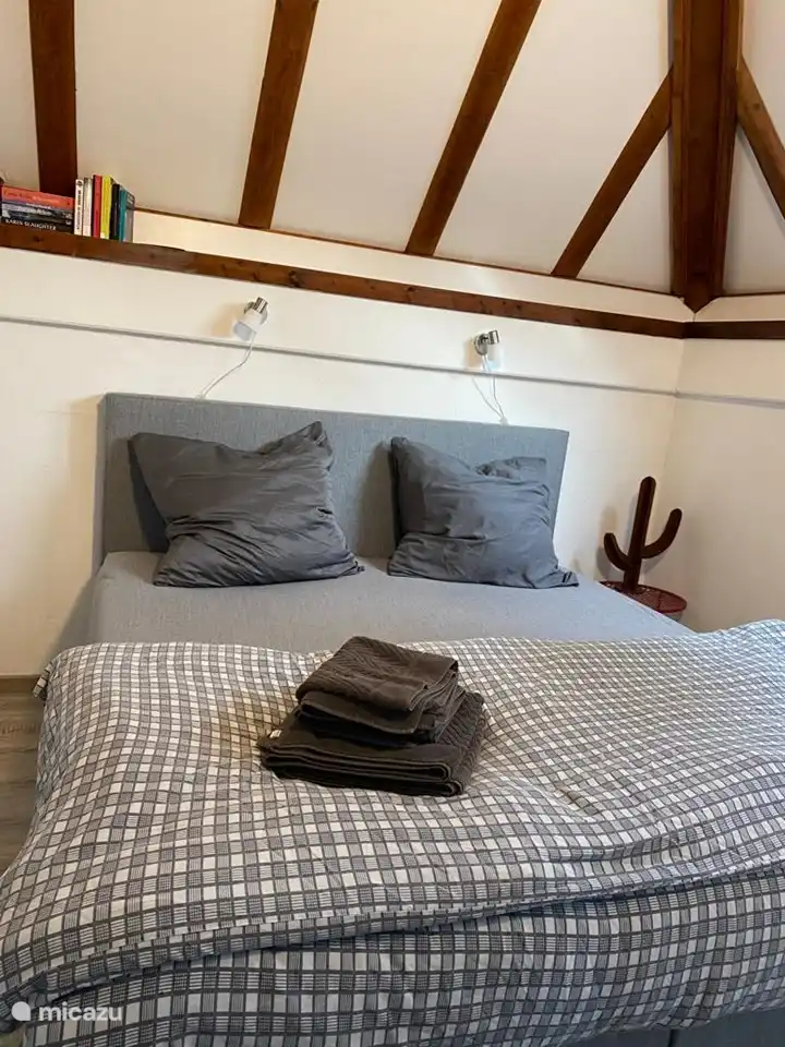 Das Schlafzimmer im Erdgeschoss mit Boxspringbett 180x200
Hier Verdunkelungsgitter für die Fenster