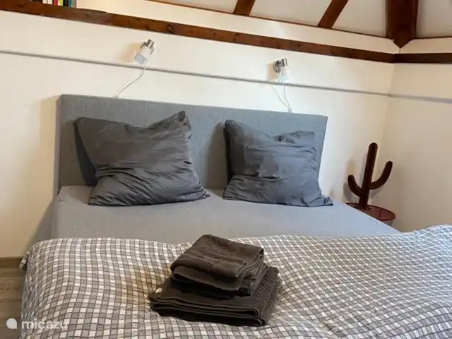 Location de Vacances Allemagne, Sauerland, Frankenau, maison de vacances - Hexenhuisje Sauerland La chambre du rez-de-chaussée avec sommier tapissier 180x200
Ici des écrans occultants pour les fenêtres