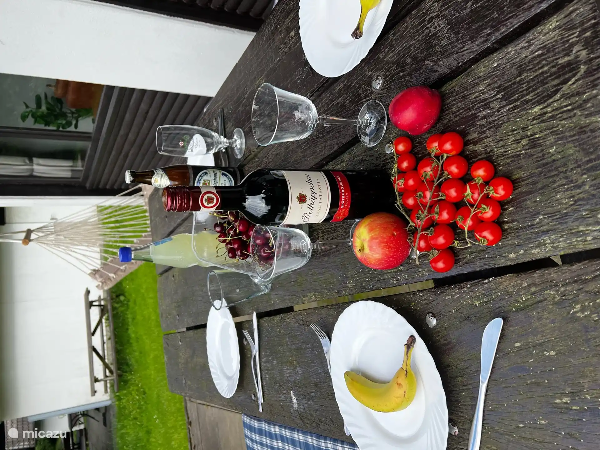 Terrasse mit Picknickbank und Liegestühlen