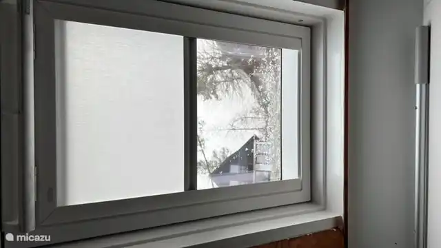 Dachfenster mit Verdunkelungsrollo im Schlafzimmer und Sichtschutz in Dusche und Küche. Es gibt auch einen Stick zum Öffnen und Schließen der Dachfenster.