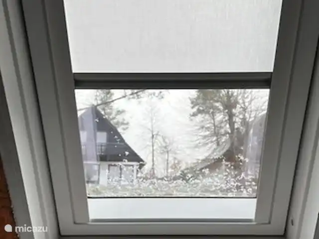 Location de Vacances Allemagne, Sauerland, Frankenau, maison de vacances - Hexenhuisje Sauerland Puits de lumière avec écran occultant dans la chambre et écrans d'intimité dans la douche et la cuisine. Il y a aussi un bâton pour ouvrir et fermer les lucarnes.
