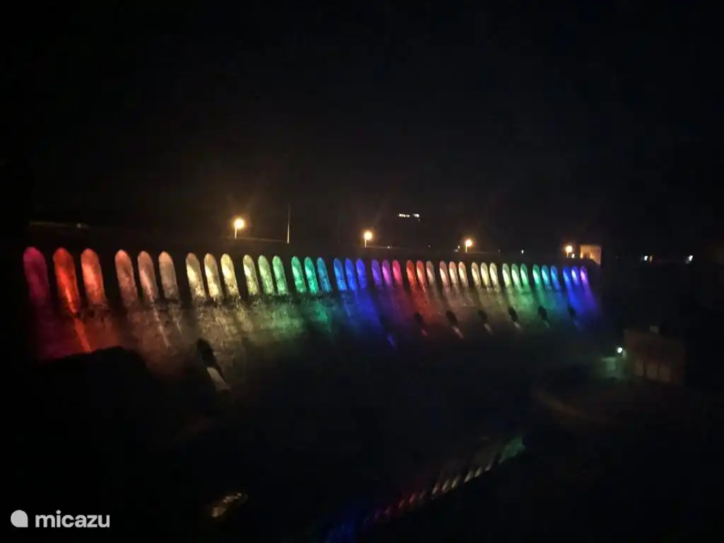 Staumauer beleuchtet Edersee, Stausee.