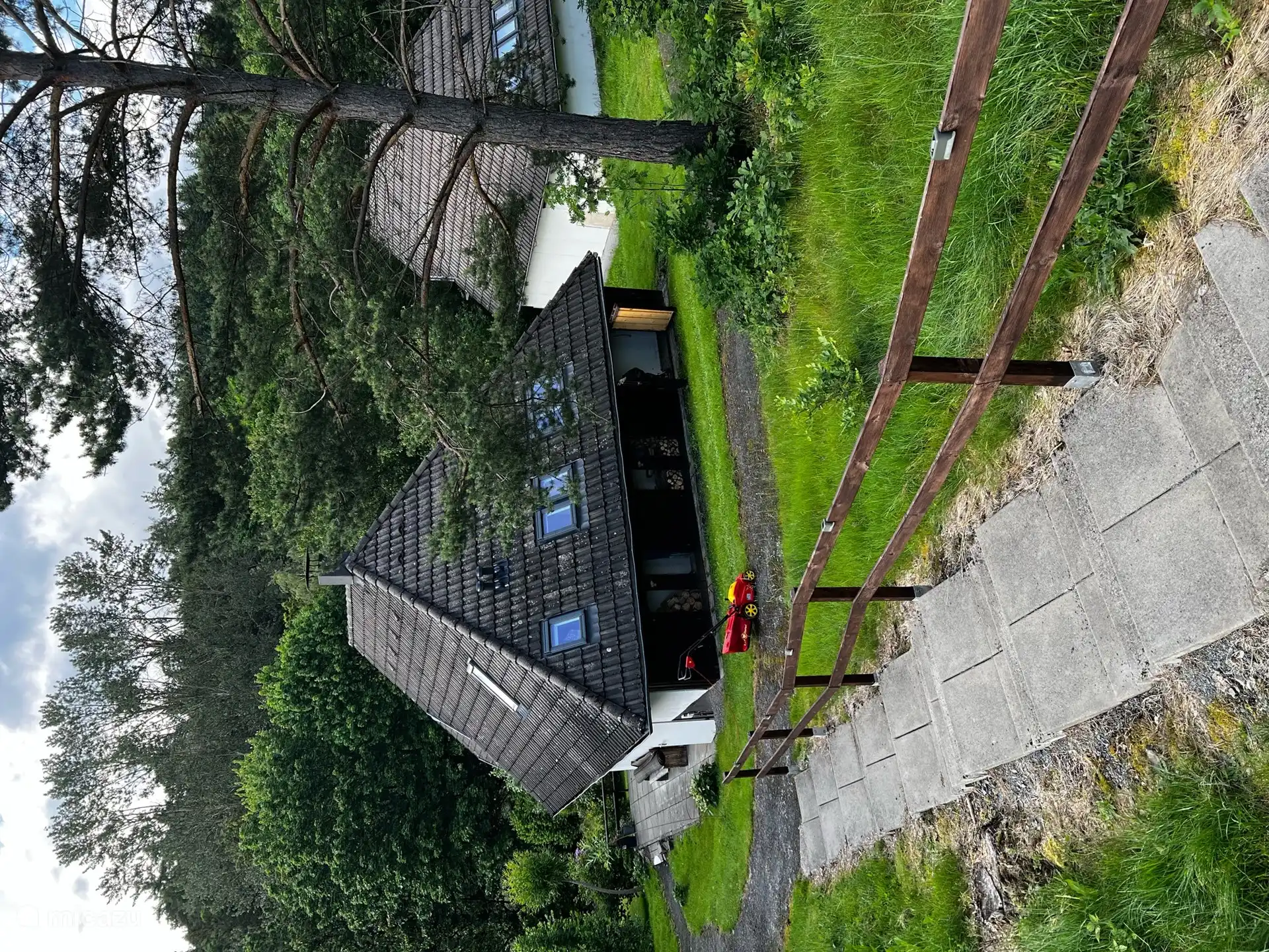 Vom Parkplatz auf der Rückseite des Hauses