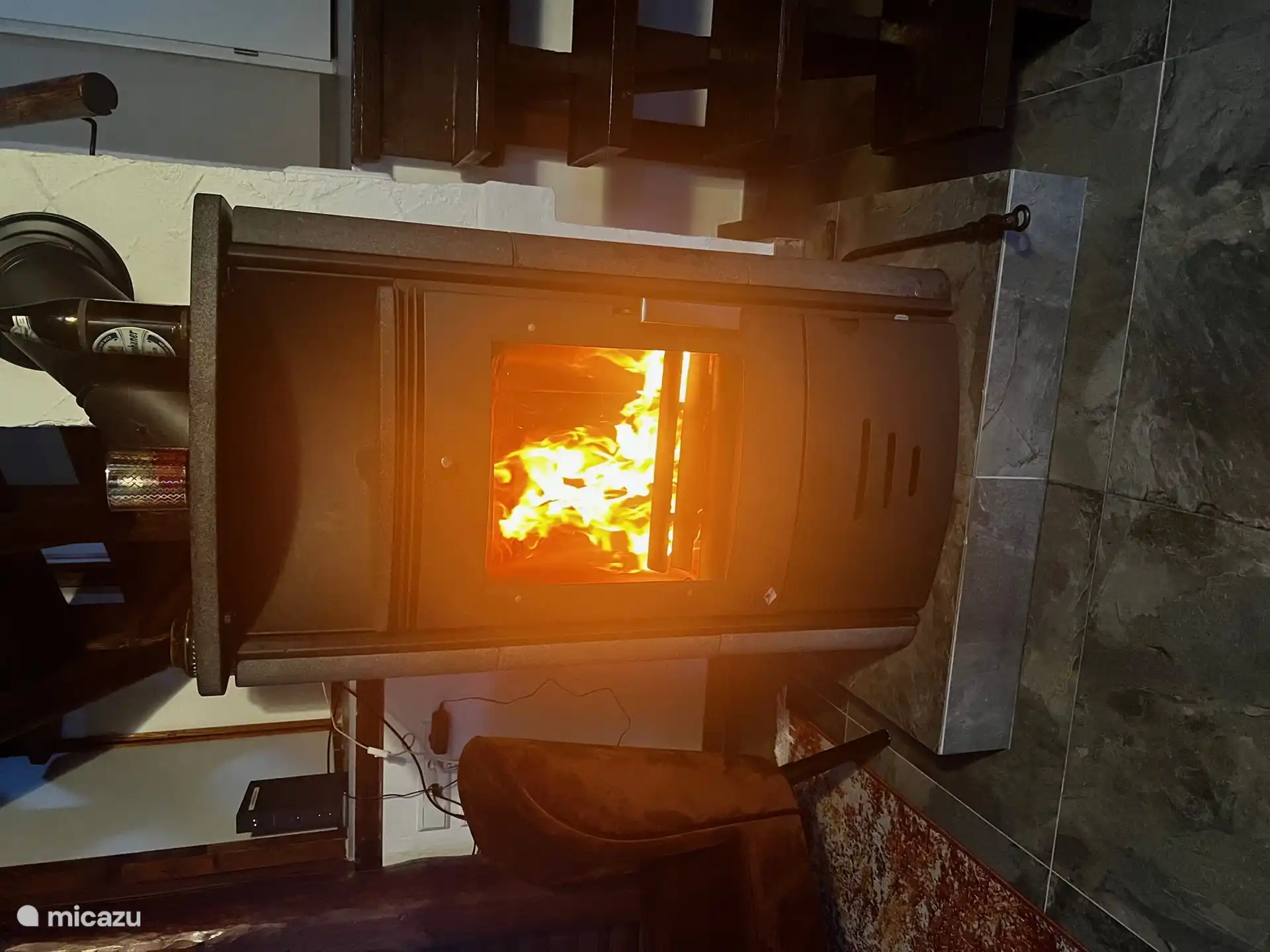 Holzofen, schön an den kälteren Tagen.
Zusätzlich Heizung auf Thermostat 