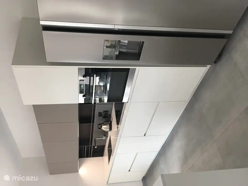 Keuken, met water filer, ijsblokjes machine, oven, vaatwasser etc.