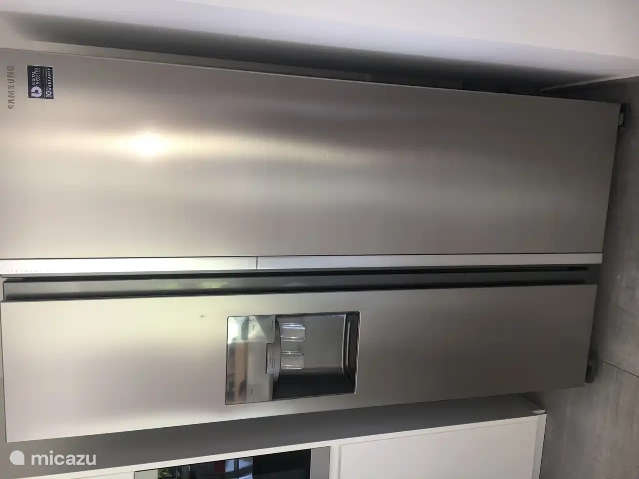 Koelkast met ijsmachine en gefilterd water