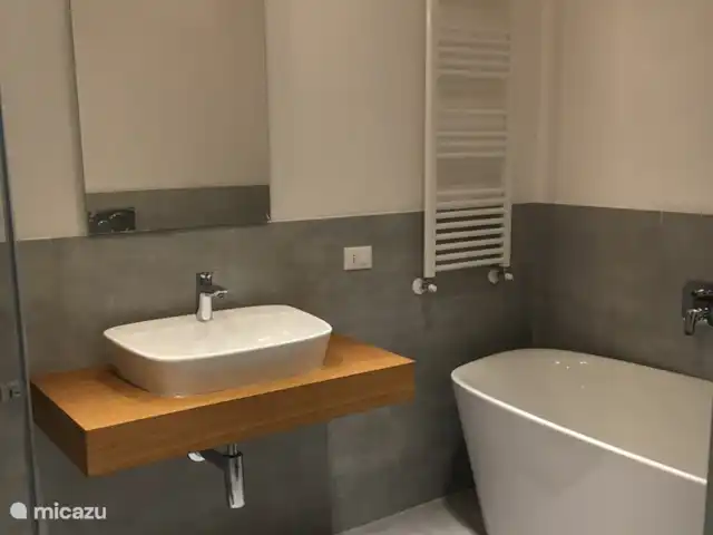Lerici - Cinque Terre - Toscane Nr.1 | Italie, Ligurie, Lerici - appartement Salle de bain 1 avec baignoire, douche, bidet et toilettes
